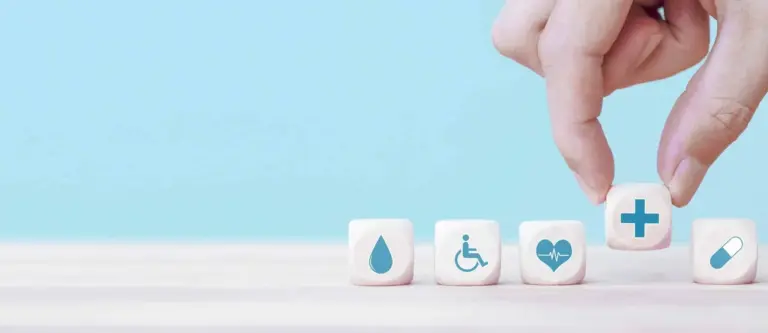 יד בוחרת סמלי בריאות וביטוח רפואי על קוביות עץ