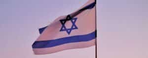 תמונה של דגל ישראל מתנופף בשמיים