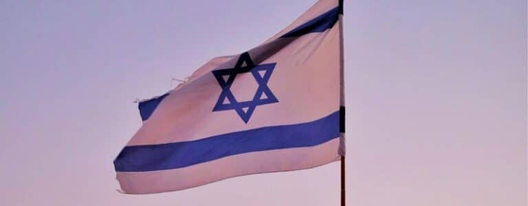 תמונה של דגל ישראל מתנופף בשמיים