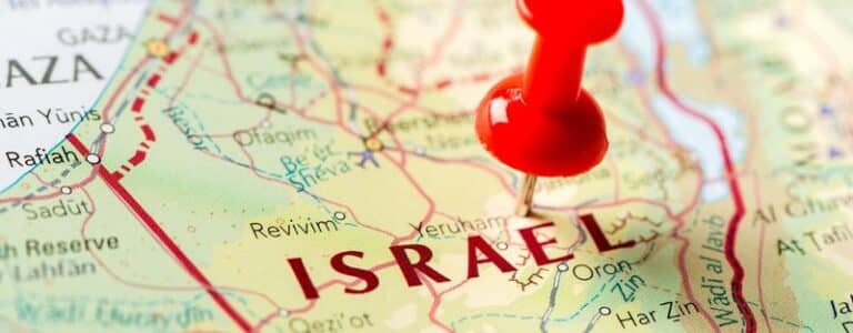 מפת ישראל עם סיכת מיקום כסמל לרפורמת הטבות המס לחוזרים בשנת 2026